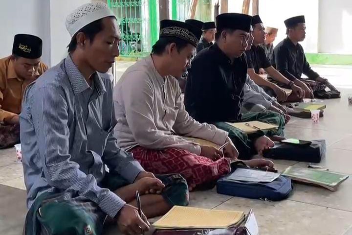 Pengajian Rutin Alumni : Cerita  Seseorang Sholat Berjamaah Selama 40 Tahun